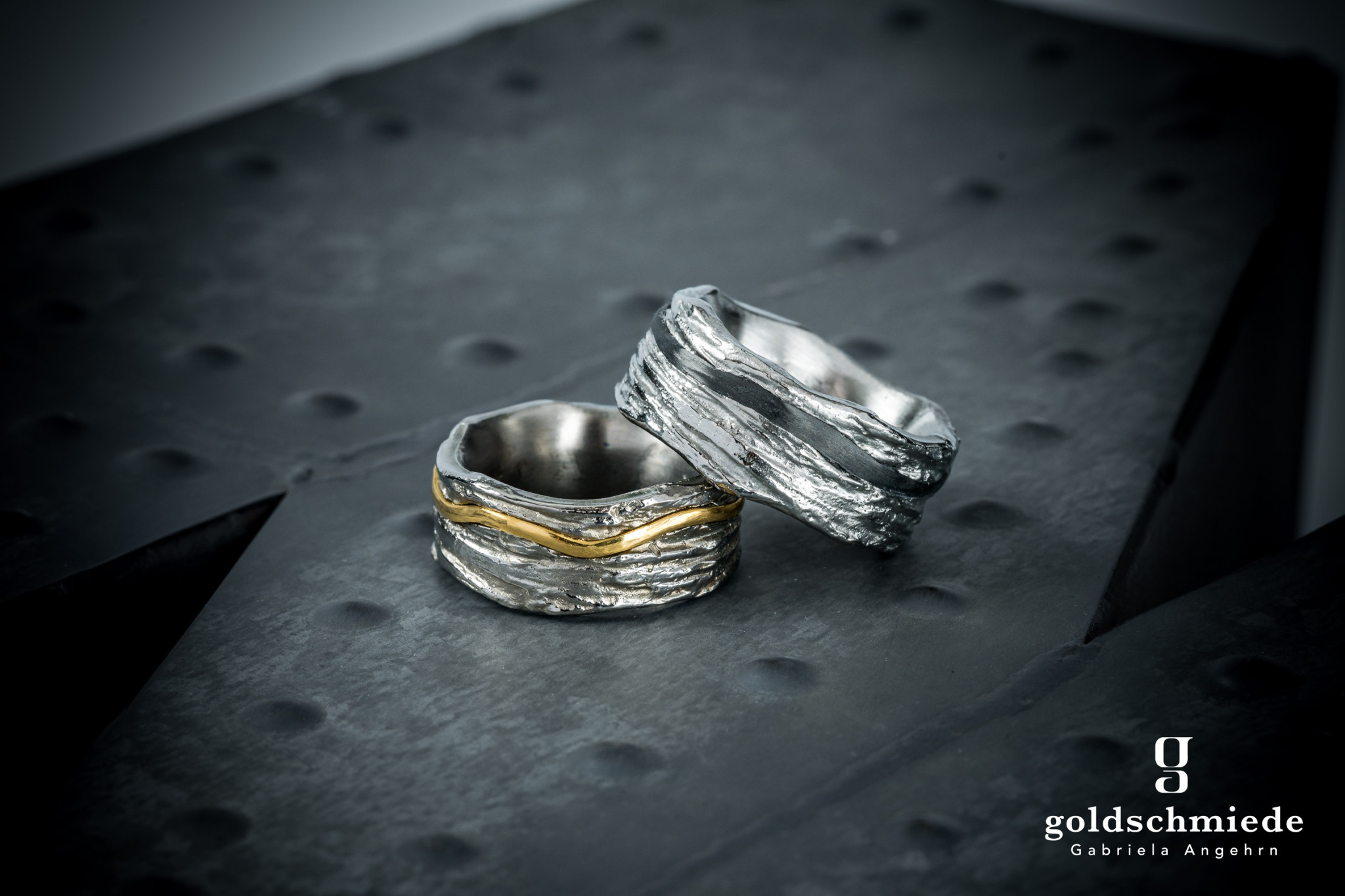 20231028-trauringe-textura-titan-mit-feingold-und-titan-mit-carbon-Fotos-2732x2048-WZ-iPad-Pro-2.jpg